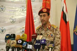 حمله بی‌سابقه یمنی‌ها به عربستان / ۱۰ موشک بالستیک همزمان فرودگاه جیزان را بمباران کردند