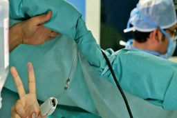 اولین جراحی پیشرفته مغز بدون بیهوشی+تصاویر