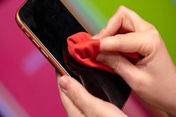 باید و نبایدهای تمیزکردن صفحه‌ نمایش گوشی