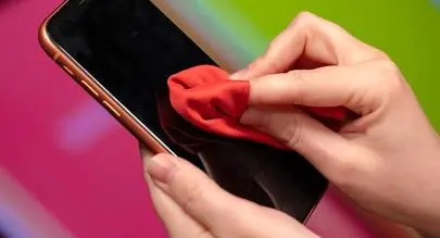 باید و نبایدهای تمیزکردن صفحه‌ نمایش گوشی