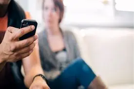 به‌خاطر بی‌محلی همسرم با آن دختر دوست شدم