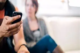 به‌خاطر بی‌محلی همسرم با آن دختر دوست شدم
