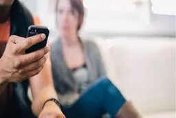 به‌خاطر بی‌محلی همسرم با آن دختر دوست شدم