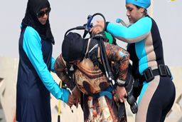 تصاویر آزادی جدید زنان عربستانی در ساحل دریا