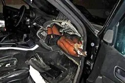 قاچاق انسان در داخل داشبورد و موتور خودرو! + تصاویر