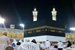 ماجرای زن بی‌حجاب با لباس احرام مردانه مقابل کعبه چه بود؟ + فیلم