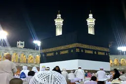 ماجرای زن بی‌حجاب با لباس احرام مردانه مقابل کعبه چه بود؟ + فیلم