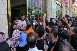 هجوم مردم برای خرید دلار ۱۸ هزار تومانی یعنی تلاش برای بیشتر بیچاره کردن خود
