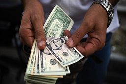 افزایش ۹۸۱ درصدی قیمت دلار در ۱۰ سال اخیر / دلار از کجا به کجا رسید؟