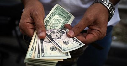 افزایش ۹۸۱ درصدی قیمت دلار در ۱۰ سال اخیر / دلار از کجا به کجا رسید؟