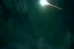 پرواز شیئی عجیب و نورانی در آسمان + فیلم