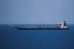 جزئیات ماجرای توقیف نفتکش ایران / اقدام انگلیس «راهزنی دریایی» است