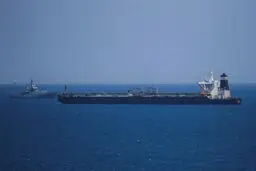 جزئیات ماجرای توقیف نفتکش ایران / اقدام انگلیس «راهزنی دریایی» است