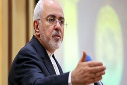 نگاه عجیب سفیر عربستان به ظریف+عکس