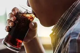 خطری پنهان در نوشابه که اگر بدانید دیگر لب به آن نخواهید زد