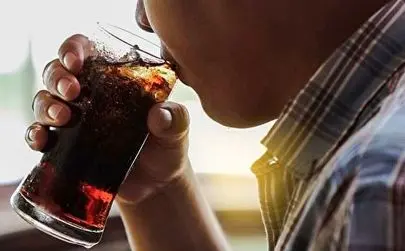 خطری پنهان در نوشابه که اگر بدانید دیگر لب به آن نخواهید زد