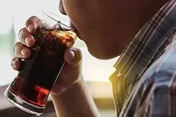 خطری پنهان در نوشابه که اگر بدانید دیگر لب به آن نخواهید زد