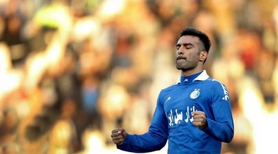 تصویری دیده نشده از قلیان کشی ستاره استقلالی + تصاویر