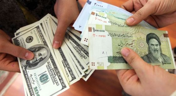دعوا بر سر فروش دلار در چهارراه استانبول