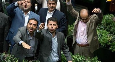 مجلس شده است محل نشستن و گلابی خوردن!