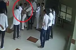 کتک‌کاری همراه بیمار با پزشک در بیمارستان! + فیلم