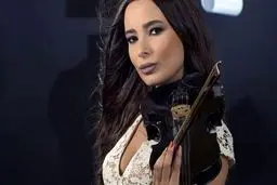 نوازنده جنجالی ویولون در ورزشگاه کربلا کیست؟+فیلم