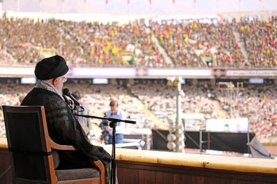 رهبر انقلاب: نمی‌گذارم به دشمن پناه ببریم/ آمریکا یک سیلی دیگر از ملت ایران خواهد خورد