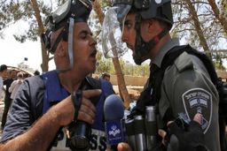 درگیری خبرنگار صداوسیما با نظامی صهیونیست در کرانه باختری + فیلم و تصاویر