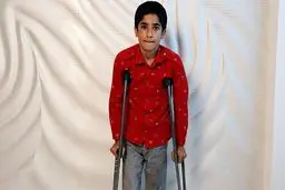 فلج شدن دانش آموز رودباری با لگد آقای معلم / ادعای نفوذ به پرونده در شهر کوچک رستم آباد + فیلم