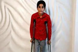 فلج شدن دانش آموز رودباری با لگد آقای معلم / ادعای نفوذ به پرونده در شهر کوچک رستم آباد + فیلم