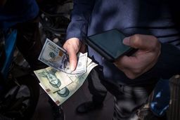 هجوم دلالان با تمام قوا به خیابان/ دلار را به بالاترین نرخ می‌خرند و نمی‌فروشند!