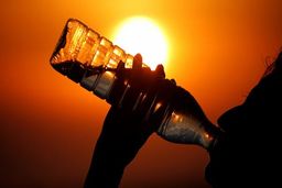 اگر فکر می‌کنید در گرما هیچ چیز نپوشید خنک‌ترید این گزارش را ببینید؛ ویژگی‌های لباس مناسب در هوای گرم (+فیلم)