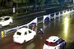 دو تصادف شدید عابر پیاده در کمتر از چند ثانیه + فیلم