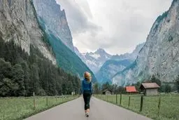 ۱۰ کشور امن برای زنانی که تنها سفر می‌کنند | امن‌ترین کشور دنیا برای سفرهای ماجراجویانه زنان کجاست؟