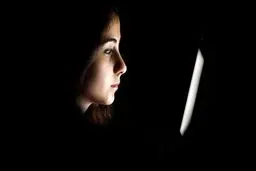 بلایی که تلفن همراه در تاریکی بر سر چشمانتان می‌آورد!