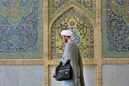 مراجع تقلید به داد حوزه علمیه قم برسند