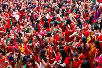 مراسم ویژه دختران مجرد برای پیدا کردن همسر! (+عکس)