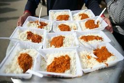 صف نذری عجیب در خمینی شهر!+فیلم