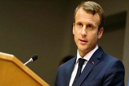 عذرخواهی ماکرون به دلیل یک اتفاق در زمین فوتبال!