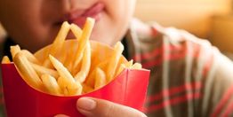 نوجوانی که جز فست فود نمی‌خورد کور شد