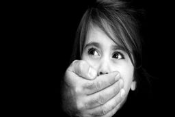 بلایی که مدیرعامل شیطان صفت بر سر دختر سرایدار کرمانشاهی آورد