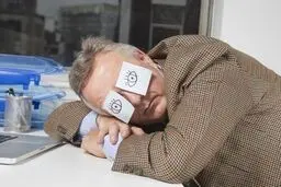 همه فواید چرت نیم‌روزی برای قلب و مغز