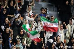 کارشناس برنامه زنده شبکه ۳: چه اشکالی دارد ما بتوانیم خانوادگی در ورزشگاه حاضر شویم؟+فیلم