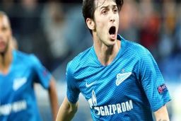 کدام هنرپیشه زن بازی دیشب سردار آزمون را از نزدیک دید؟+عکس