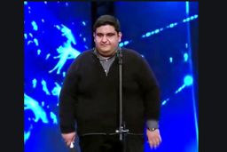 مداحی شرکت کننده عصر جدید همراه با سینه زنی متفاوت عزاداران + فیلم