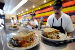 ۱۰ مورد از عجیب و غریب‌ترین قوانین آمریکا!