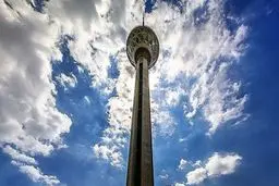 صحنه پرش ارشا اقدسی از برج میلاد