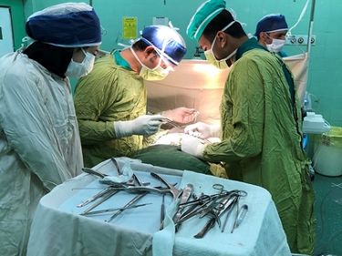 عجیب‌ترین عمل‌های جراحی جهان/ از برداشتن نیمی از مغز تا پیوند دو قلب در یک بیمار