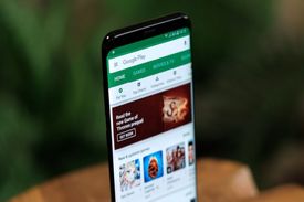 این دو اپلیکیشن را از گوشی خود حذف کنید