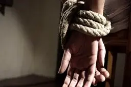 سرایدارفوق لیسانس ،با کمک همشهریهایش،مرد پولدار را گروگان گرفت/ اوگفت۱۰۰میلیون می دهم رهایم کنید،اما ما خواستیم گاوصندوق را باز کند